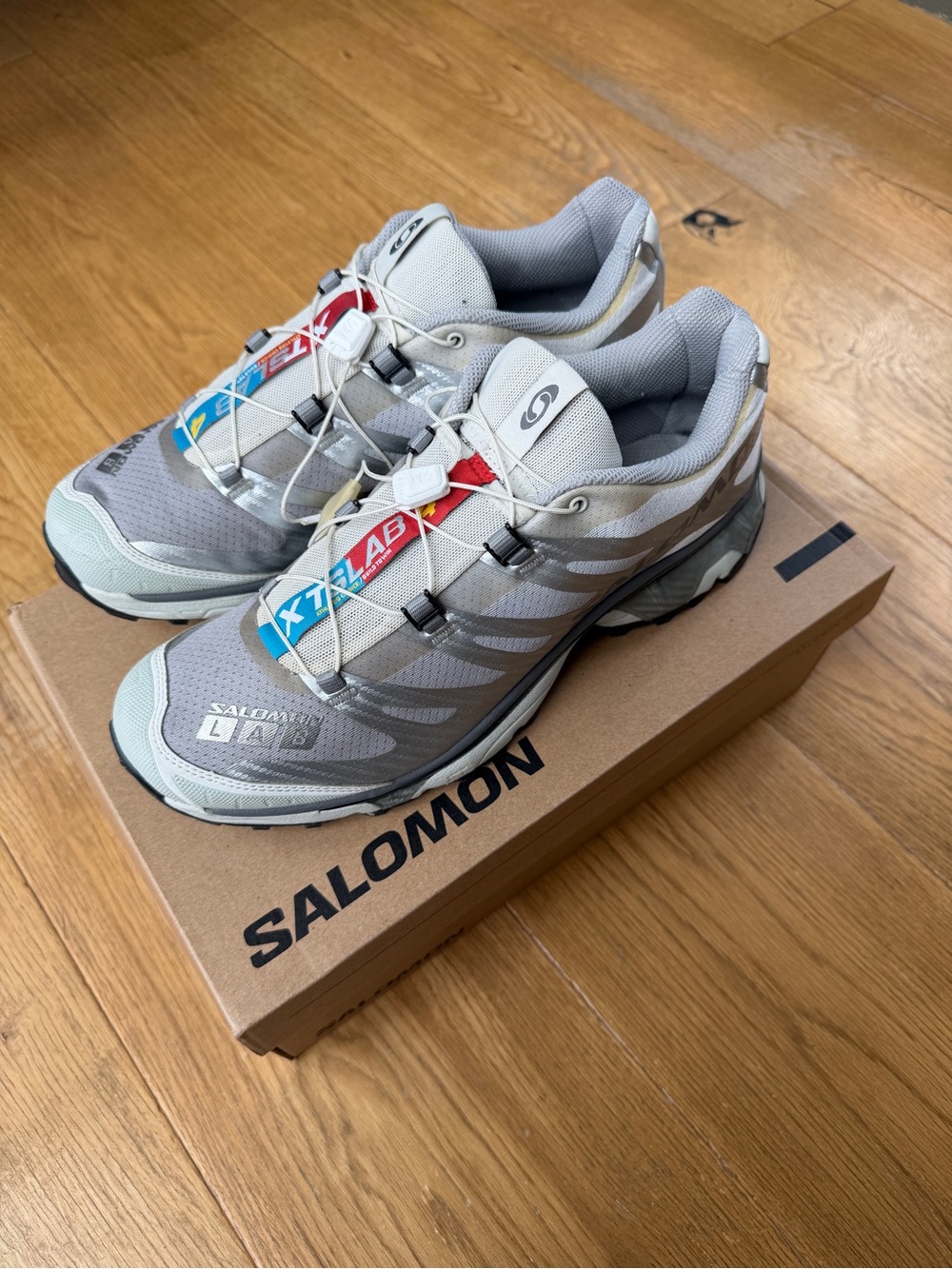 Salomon XT-4 OG Men's Trail Shoes in Light Gray with Red/Blue Accents